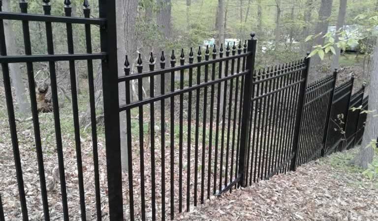 aluminum-fence-stepped